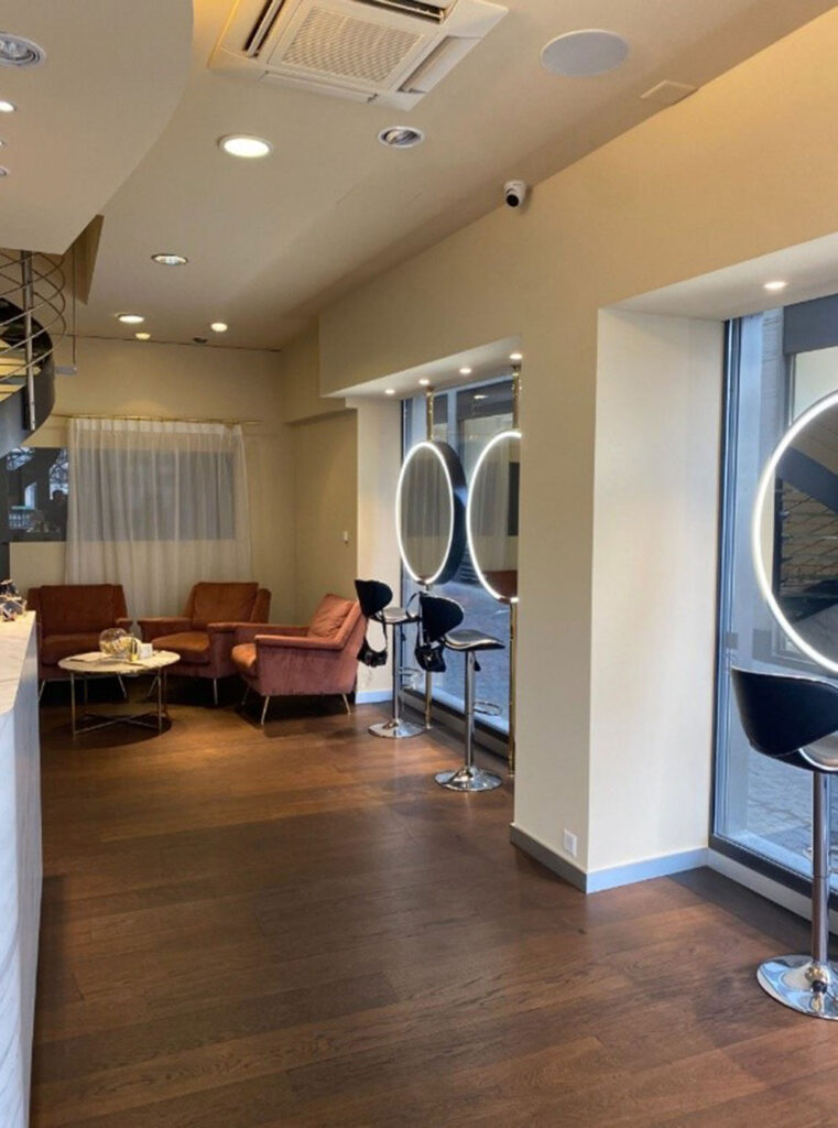 Innenbereich-des-HIBROWS-Beautysalons-am-Limmatquai-Zürich-nach-Malerarbeiten-–-frisch-gestrichene-Wände-und-Decken-in-warmen-Tönen