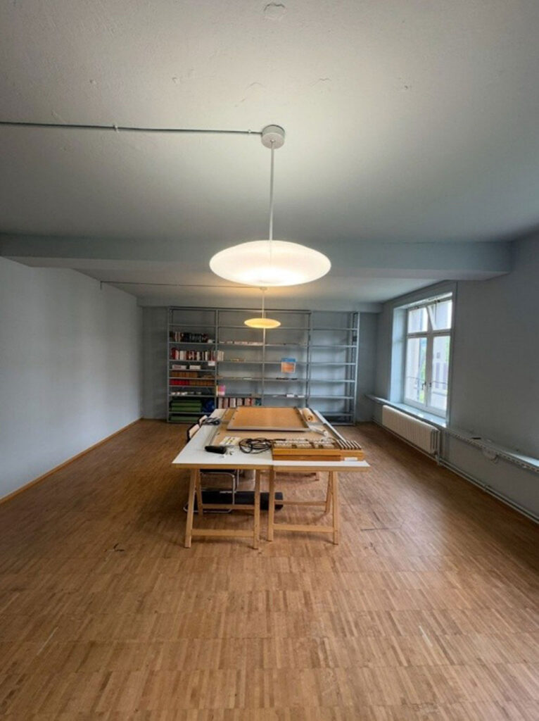 Innenraum-im-Turbinenhaus-Zürich-mit-blauen-Wänden-und-Decke-–-Malerarbeiten-der-Maler-Freunde-GmbH-für-die-Stadt-Zürich