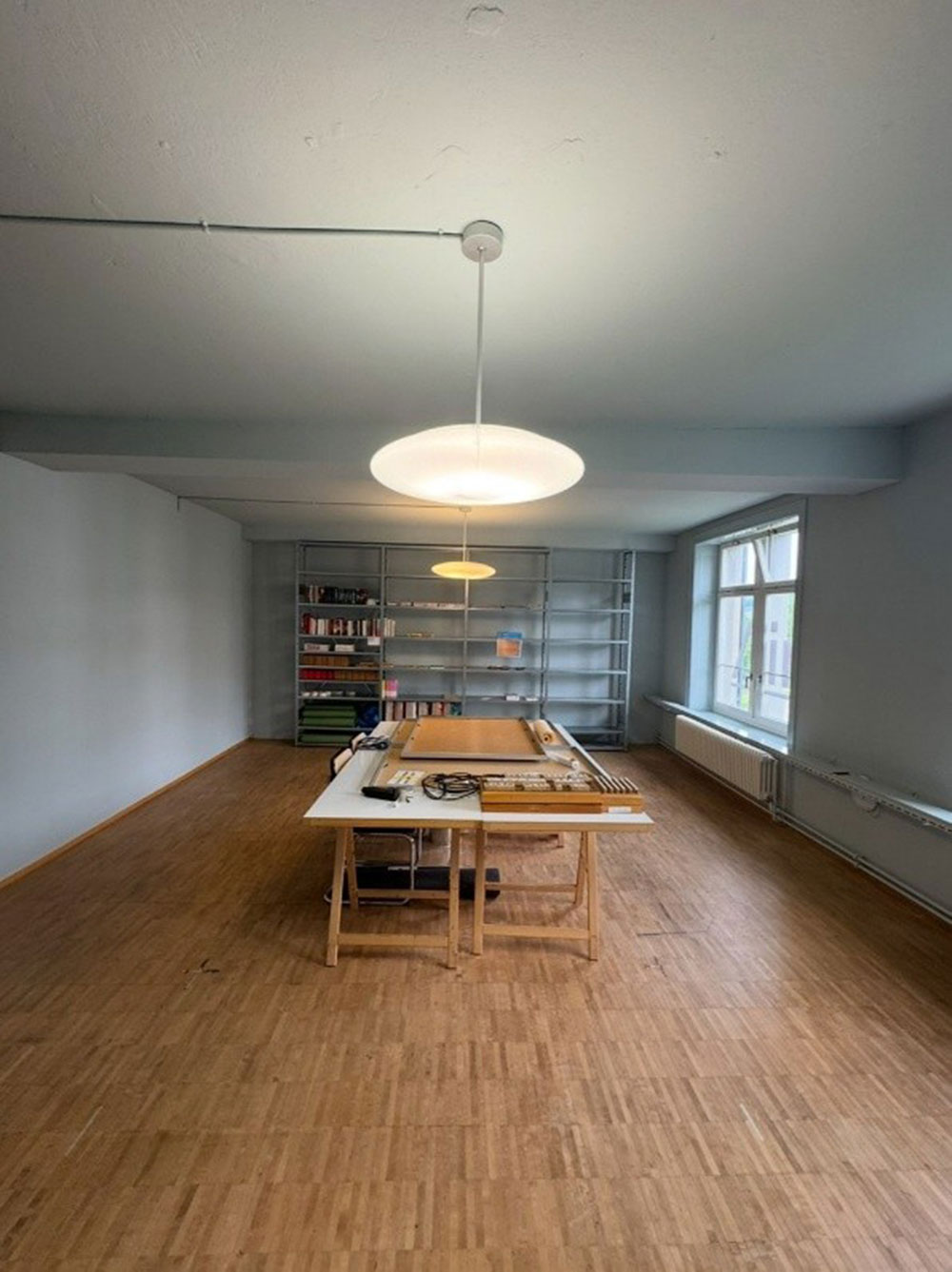 Innenraum-im-Turbinenhaus-Zürich-mit-blauen-Wänden-und-Decke-–-Malerarbeiten-der-Maler-Freunde-GmbH-für-die-Stadt-Zürich