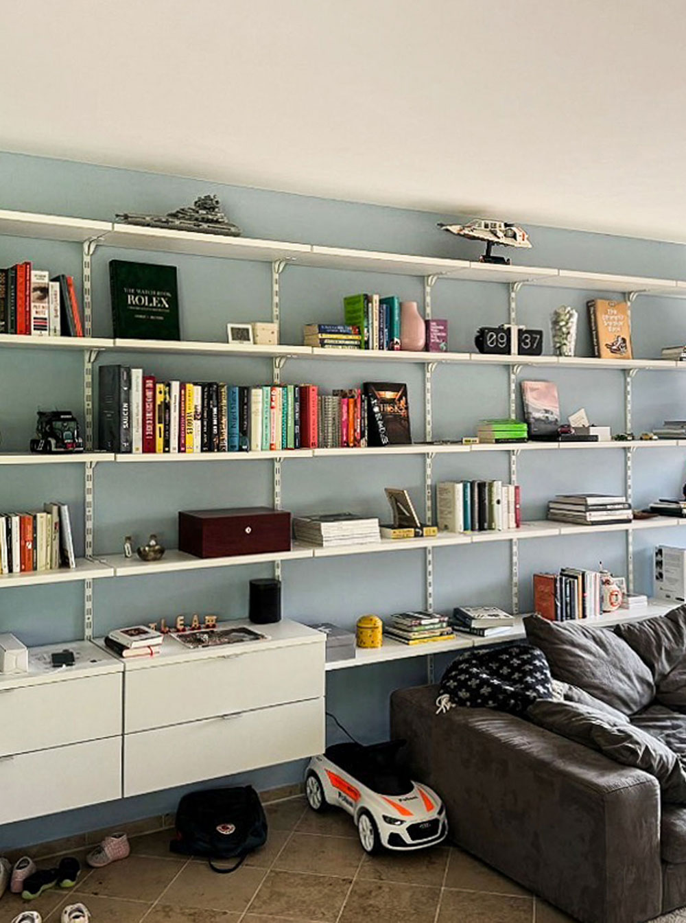 Wohnzimmer in Zürich-Buchegg mit Wandgestaltung in kt.COLOR KT 32.022 Bleu outremer moyen – ausgeführt von Maler Freunde GmbH