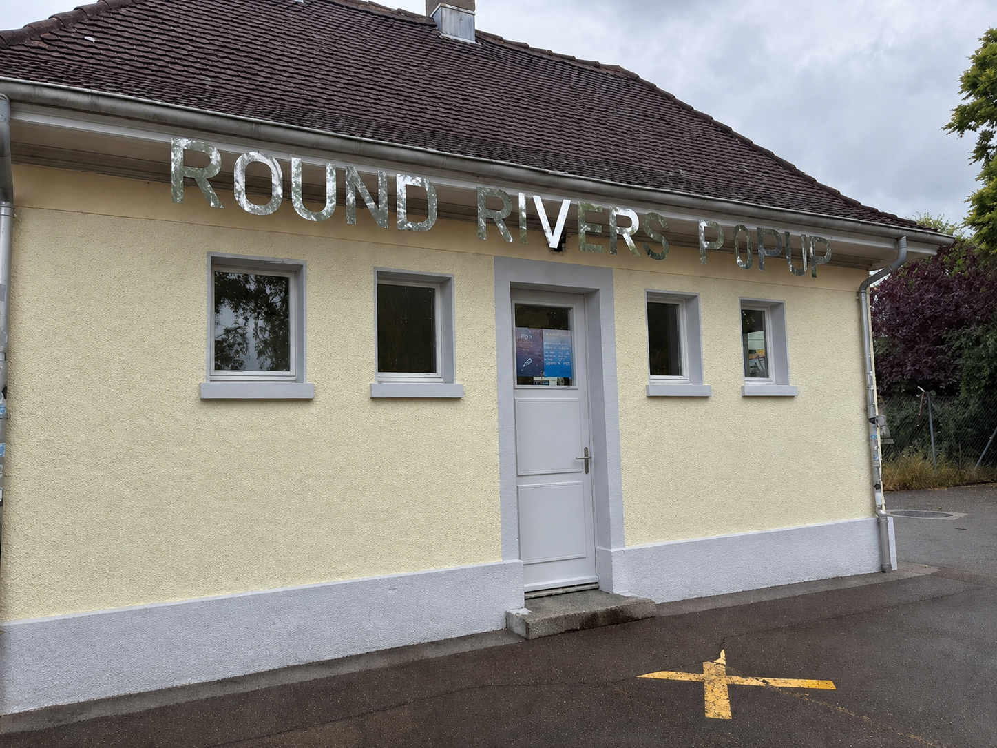 «Fassade nach professioneller Graffitientfernung und Neuanstrich mit mineralischer Fassadenfarbe – ausgeführt von Maler Freunde GmbH für die Stadt Zürich»