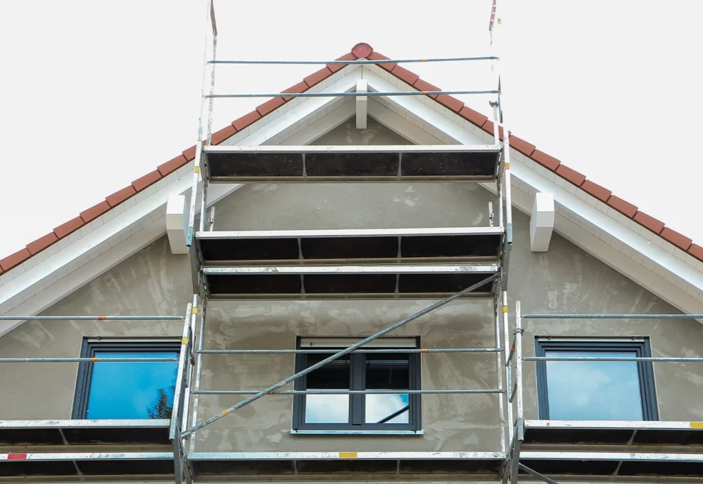 Gerüst für Malerarbeiten vor einer Fassade, die gestrichen werden soll.