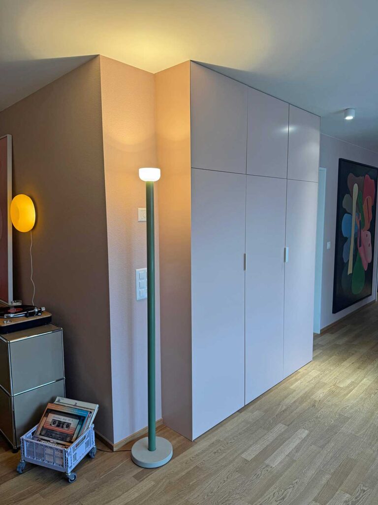 Präzise gestrichene Ecke und Decke